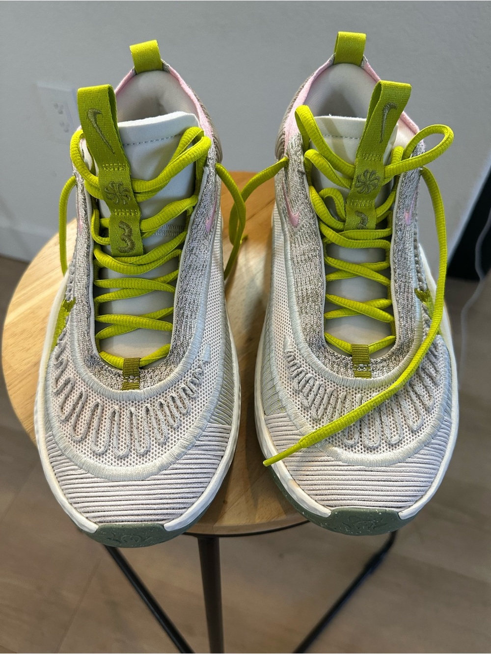 Nike Mens/Women’s Flyknit Sneakers - Light Gray with Lime Green and Pink